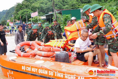 Trung tướng Hà Thọ Bình, Tư lệnh Quân khu 4 kiểm tra, chỉ đạo khắc phục hậu quả mưa lũ ở miền Tây Nghệ An