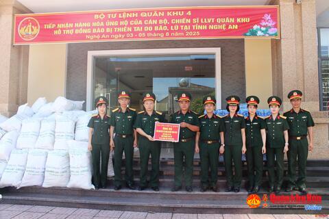 Quân khu 4 tiếp nhận hàng cứu trợ nhân dân vũng lũ
