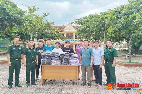 Ban Chỉ huy Phòng thủ khu vực 4 - Tương Dương (Nghệ An) hỗ trợ học sinh khó khăn