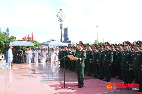 Đại hội đại biểu Đảng bộ Quân khu 4 dâng hoa, báo công với Bác tại Quảng trường Hồ Chí Minh