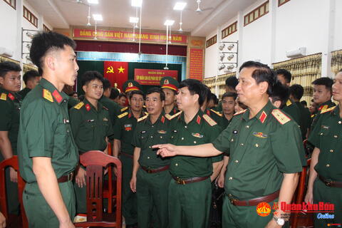 Trung tướng Hà Thọ Bình trò chuyện, động viên cán bộ phân đội mới ra trường năm 2025 về công tác tại Quân khu 4