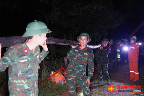 Trường Quân sự Quân khu 4: Hơn 100 cán bộ, học viên tham gia khắc phục sự cố điện lưới sau bão số 5