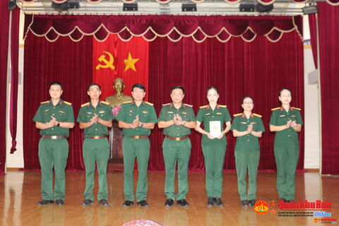 Thiếu tướng Đoàn Xuân Bường thăm, động viên cán bộ, diễn viên Đoàn Văn công Quân khu.