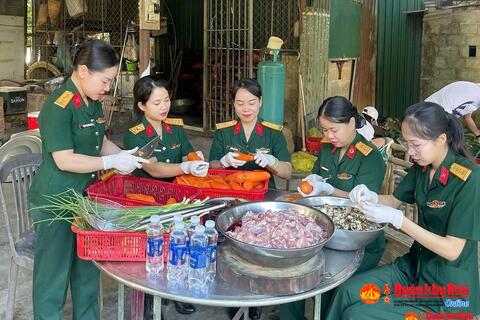 Hội Phụ nữ cơ sở Ban Chỉ huy Phòng thủ khu vực 4 - Triệu Phong tổ chức chương trình “Nồi cháo thiện tâm”