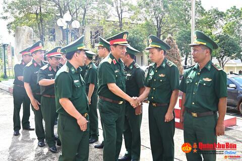 Trung tướng Hà Thọ Bình, Tư lệnh Quân khu  4 thăm, làm việc tại Đồn Biên phòng Ra Mai.