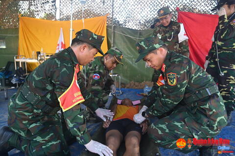 Hợp luyện thông qua nội dung chuẩn bị Diễn tập cứu hộ, cứu nạn chung Quân đội 3 nước tại Lào