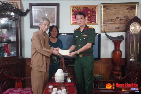 Quân khu 4 thăm, động viên gia đình Binh nhất Phan Gia Huy
