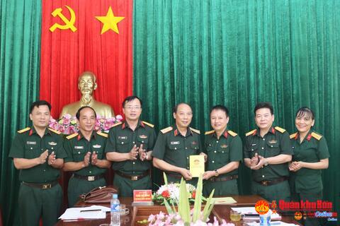 Trung tướng Trần Võ Dũng biểu dương, khen thưởng Báo Quân khu 4