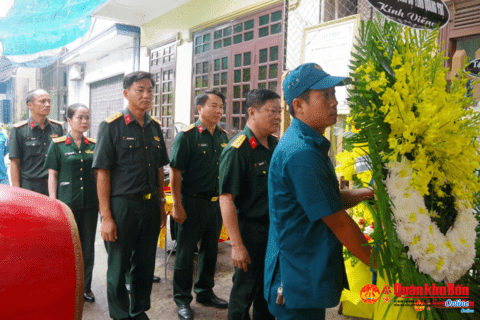 Bộ Chỉ huy Quân sự tỉnh Quảng Trị thăm, động viên gia đình chiến sĩ Phan Gia Huy