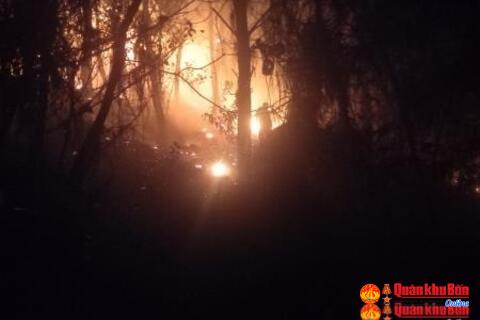 Hơn 100 cán bộ, chiến sĩ lực lượng vũ trang tỉnh Nghệ An khống chế đám cháy rừng thông