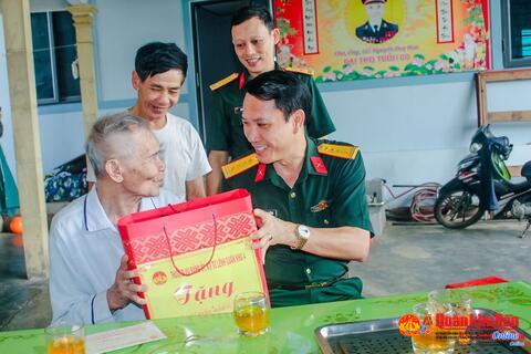 Quân khu 4 thăm, tặng quà cán bộ lão thành cách mạng tại Hà Tĩnh