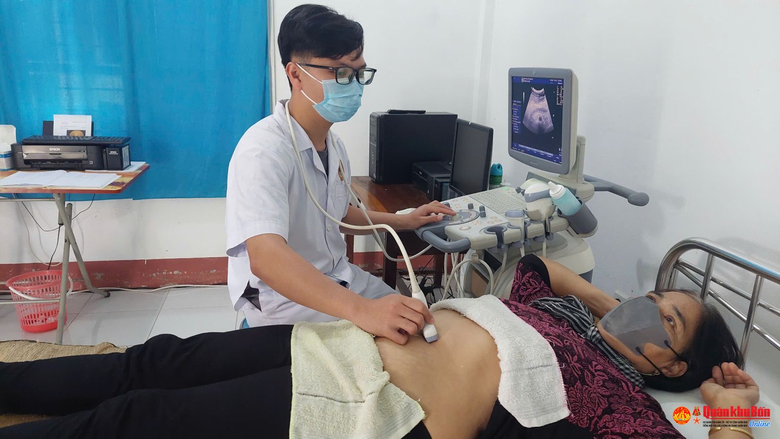 Bác sĩ của bản làng xứ Huế