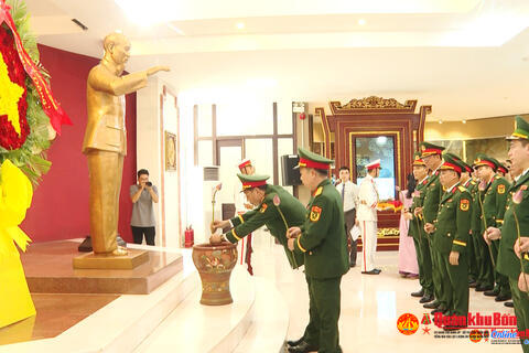 Đoàn đại biểu lực lượng vũ trang thành phố Huế tổ chức Lễ báo công với Bác
