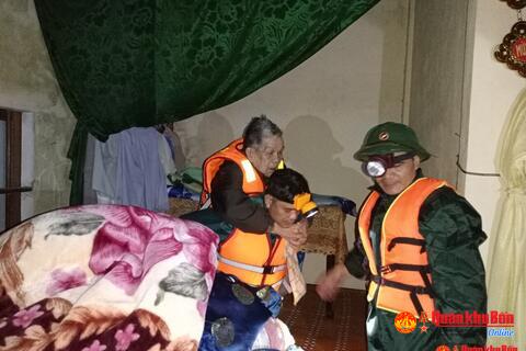 Lực lượng vũ trang Thừa Thiên Huế khẩn trương cứu dân chạy lũ