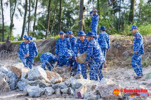 Bộ Tư lệnh Vùng Cảnh sát biển 1 nỗ lực giúp dân phòng chống bão số 5