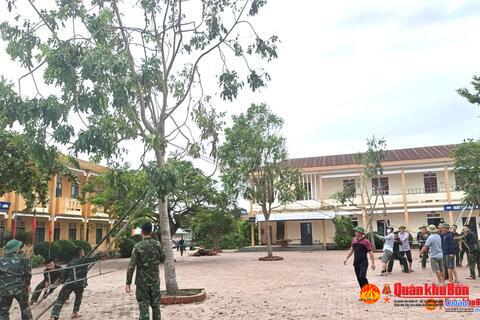 Bộ Chỉ huy Quân sự tỉnh Hà Tĩnh hỗ trợ các trường học khắc phục hậu quả bão số 5