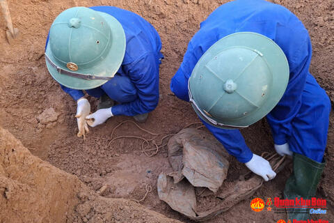 Đoàn Kinh tế - Quốc phòng 337 (Quân khu 4): Tìm kiếm, quy tập hài cốt liệt sĩ có di vật khắc tên Trương Thành Ý.