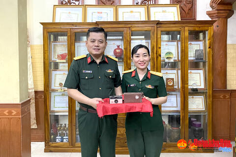 Bảo tàng Quân khu 4 tiếp nhận kỷ vật của liệt sĩ Lê Huy Minh