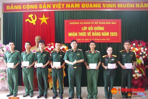 Thường vụ Đảng ủy Bộ Tham mưu Quân khu 4: Bế mạc Lớp bồi dưỡng nhận thức về Đảng năm 2025
