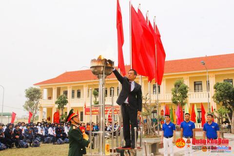 290 thanh niên huyện Quỳnh Lưu (Nghệ An) náo nức lên đường nhập ngũ
