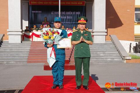 Khen thưởng thuyền trưởng Trần Hữu Tân về hành động dũng cảm cứu hai người đuối nước
