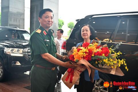 Đồng chí Trương Thị Mai, Ủy viên Bộ Chính trị, Thường trực Ban Bí thư, Trưởng Ban Tổ chức Trung ương thăm, làm việc tại Bộ Tư lệnh Quân khu 4