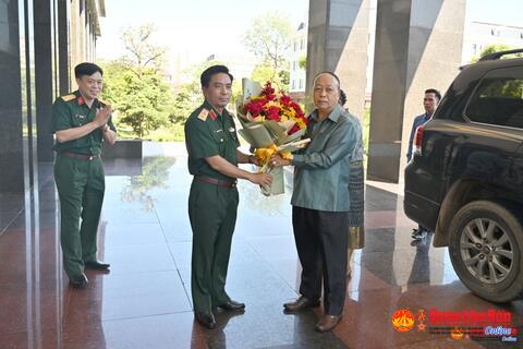 Đồng chí Thứ trưởng Bộ Quốc phòng - Chủ nhiệm Tổng cục Chính trị Quân đội Nhân dân Lào và phu nhân thăm Bộ Tư lệnh Quân khu 4
