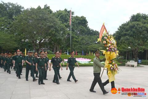 Thường vụ Đảng ủy, Bộ Tư lệnh Quân khu 4: Dâng hương tưởng niệm Chủ tịch Hồ Chí Minh