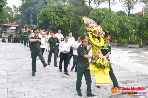 Hội nhà báo Việt Nam dâng hoa, dâng hương tưởng niệm các anh hùng liệt sĩ và tặng quà các gia đình chính sách tại huyện Nghi Lộc