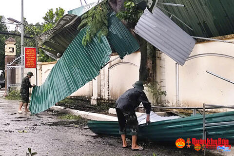Lực lượng vũ trang Quân khu 4 tập trung khắc phục hậu quả bão số 5