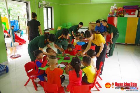 Tổ chức "Bữa cơm cho em" tại Trường Mầm non Lâm Hóa