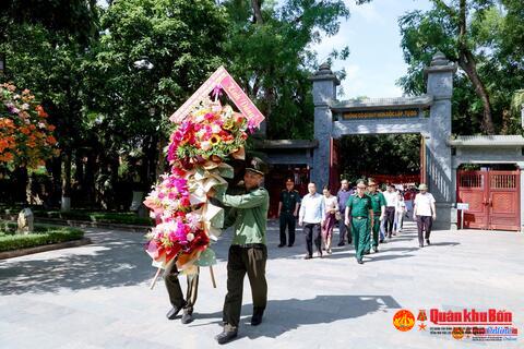 Đoàn công tác Bộ Quốc phòng Lào dâng hoa, dâng hương tại Khu di tích Kim Liên