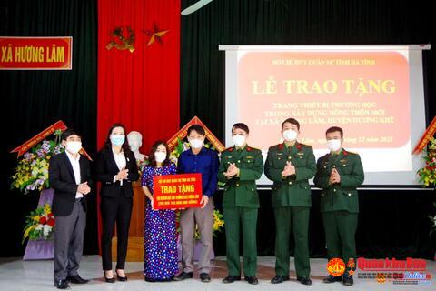 Bộ CHQS tỉnh Hà Tĩnh: Trao tặng thiết bị trường học cho xã Hương Lâm, huyện Hương Khê