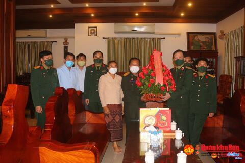 Bộ trưởng Bộ Quốc phòng Lào đón tiếp đoàn công tác Bộ Tư lệnh Quân khu 4
