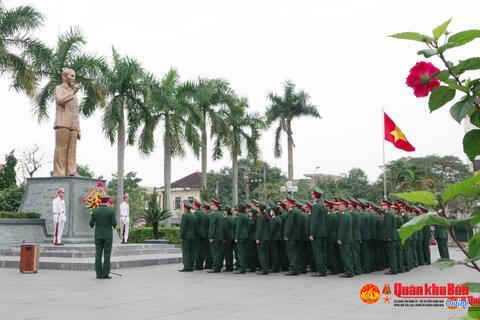 Bộ Chỉ huy Quân sự tỉnh Hà Tĩnh dâng hương Chủ tịch Hồ Chí Minh và các Anh hùng Liệt sĩ
