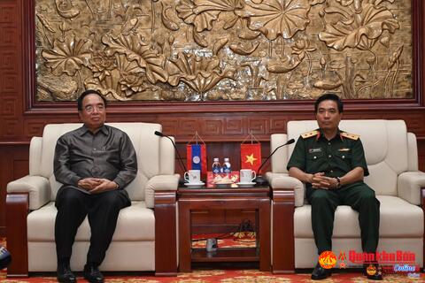 Bộ trưởng Kế hoạch và Đầu tư Lào thăm Quân khu 4