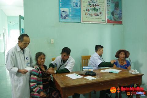 Bộ Chỉ huy Quân sự tỉnh Quảng Trị  khám bệnh, cấp phát thuốc miễn phí cho Nhân dân