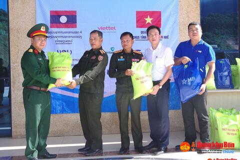 Bộ Chỉ huy Quân sự tỉnh Thừa Thiên Huế tặng gạo Quân đội Lào