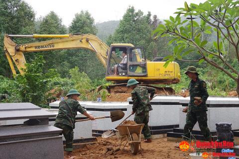 Thừa Thiên Huế: Hơn 60 cán bộ, chiến sĩ, lực lượng Dân quân tự vệ giúp Nhân dân khắc phục sạt lở do mưa lũ