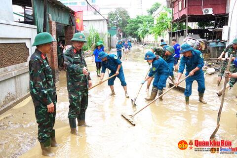 Quân khu 4: Gần 500 cán bộ, chiến sĩ giúp dân vùng lũ khắc phục hậu quả