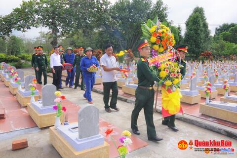 Truy điệu và an táng hài cốt liệt sĩ tại Nghĩa trang liệt sĩ huyện Cam Lộ, tỉnh Quảng Trị