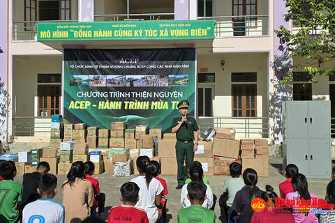 Chương trình “Hành trình mùa Thu” tặng quà cho các học sinh Đan Lai