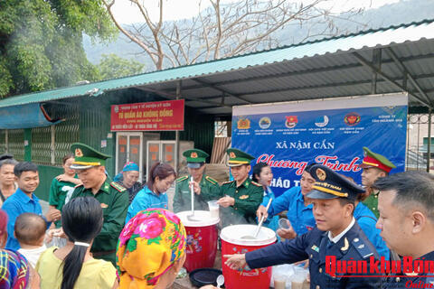 Ấm tình quân dân qua chương trình Bát cháo tình thương