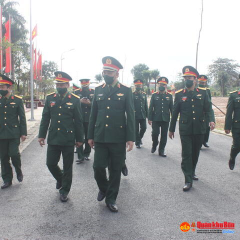 Thiếu tướng Nguyễn Đức Hóa, Phó Chính ủy Quân khu thăm chúc tết các đơn vị trên địa bàn tỉnh Thừa Thiên Huế.