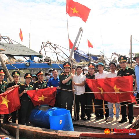 Trao tặng cờ Tổ Quốc, áo phao và quà cho các ngư dân và gia đình có hoàn cảnh khó khăn tại huyện Lộc Hà, hà Tĩnh