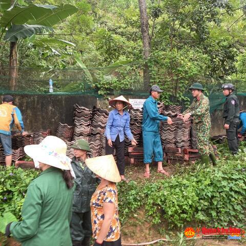 LLVT huyện Nghi Lộc và Đoàn KT-QP 4 giúp Nhân dân khắc phục hậu quả mưa lũ