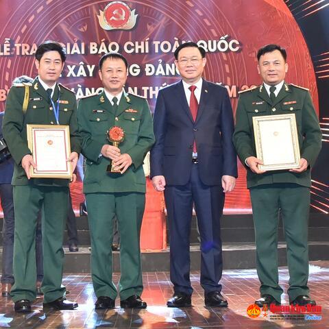 Báo Quân khu 4 đón nhận giải C -  Giải Búa Liềm vàng toàn quốc năm 2022