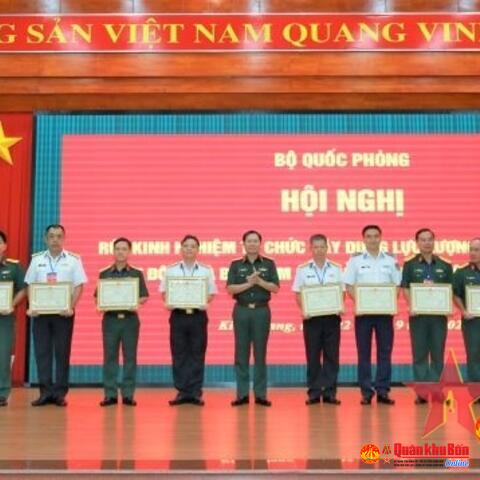 Phòng Dân quân tự vệ Quân khu 4 được Bộ trưởng Bộ Quốc phòng tặng Bằng khen