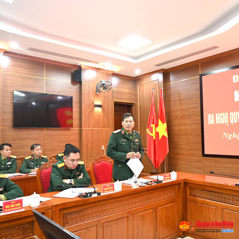 Thiếu tướng Trịnh Văn Hùng dự, chỉ đạo Hội nghị Đảng ủy Sư đoàn 324