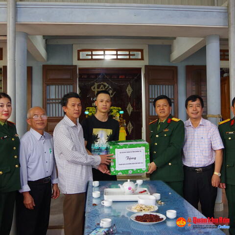 Bộ Chỉ huy Quân sự tỉnh Quảng Trị: Tặng quà thanh niên chuẩn bị nhập ngũ